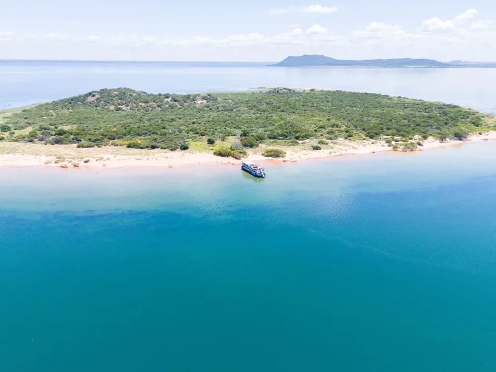 Vista aérea do barco navegando o Lago de Sobradinho